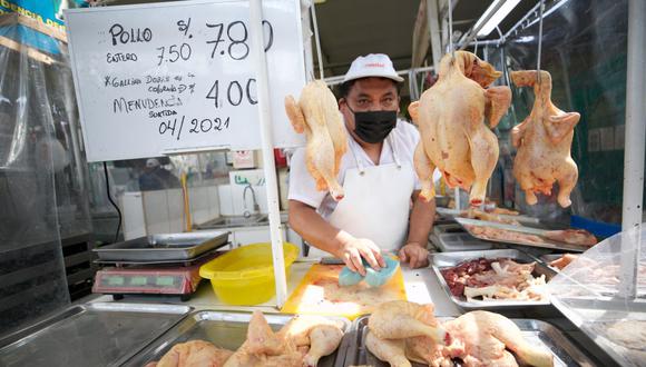 En los mercados minoristas, la carne de pollo eviscerado se puede hallar desde los S/ 7 hasta los S/ 8.80 por kilo. (Foto: Eduardo Cavero / GEC)