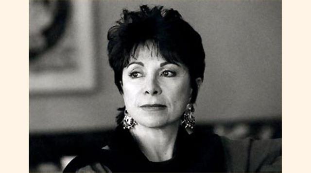 24. Isabel Allende. "Ya estamos en edad de tirar por la borda los sentimientos que no sirven para nada y quedarnos solo con aquellos que nos ayudan a vivir".