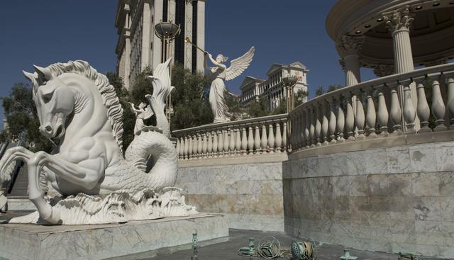 Fuentes drenan fuera del hotel Caesar’s Palace el 8 de mayo de 2020 en Las Vegas, Nevada. (Bridget BENNETT / AFP).