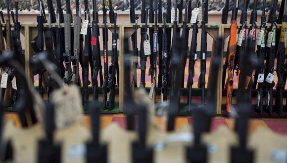 (ARCHIVOS) En esta foto de archivo tomada el 5 de noviembre de 2016, se venden rifles en una tienda de armas en Merrimack, New Hampshire. - Los fabricantes de armas de fuego de EE. UU. produjeron más de 139 millones de armas para el mercado comercial durante las dos décadas desde 2000, incluidos 11,3 millones solo en 2020, según un nuevo informe del gobierno. Se importaron otros 71 millones de armas de fuego en el mismo período, en comparación con solo 7,5 millones exportados, lo que subraya cómo el país está literalmente nadando en armas personales que han avivado un aumento en la violencia armada, los asesinatos y los suicidios, según el informe del Departamento de Justicia. (Foto de DOMINICK REUTER / AFP)
