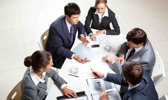 FOTO 3 | 3. Definir y respetar los tiempos para cada tema.  Obviar temas, comentarios y personas fuera de agenda. ¿Cuál es el tiempo asignado para cada objetivo? ¿Quién controlará el tiempo?