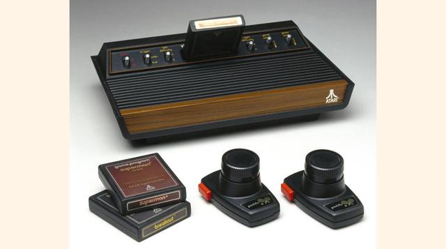 Atari 2600. Esta fue la primera consola de juegos en agitar la imaginación de millones de personas. Cuando fue lanzada en 1977 se vendía a US$ 199 (alrededor de US$ 800 actuales ajustados a la inflación), que incluía un par de joysticks digitales icónicos