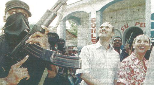 El gobernante de Haití, general Raoul Cedras, camina por las calles de Petit Goave, a 50 kilómetros de la capital haitiana (foto Reuter)