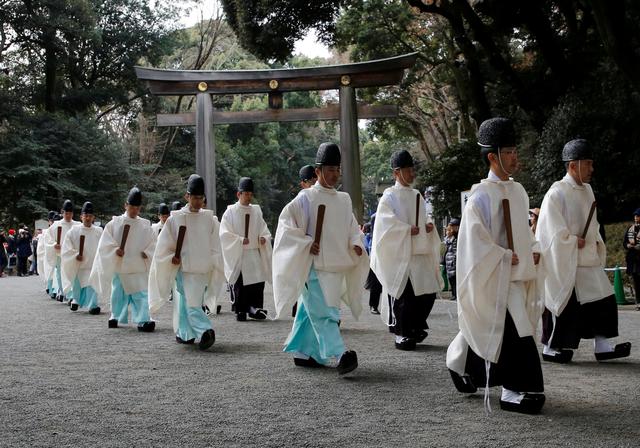 FOTO 9 | En Tokio los habitantes suelen pasar la Nochevieja con sus familias, aunque muchos jóvenes se dirigen hacia el centro de la ciudad para la cuenta atrás del Año Nuevo. (Foto: Reuters)