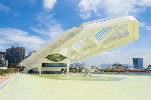 18. The Guardian lo describió de forma perfecta. El Museo del Mañana en Río de Janeiro "parece un cruce entre un dinosaurio con energía solar y una unidad de aire acondicionado gigante".