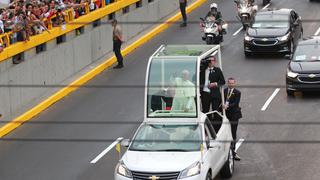 Miles de fieles acompañaron al Papa Francisco en su primer recorrido en Lima