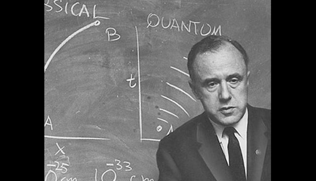 FOTO 4 | “No existe una ley excepto la ley de que no hay ley”
John Archibald Wheeler (1911 – 2008) fue un físico teórico estadounidense acreditado en gran parte para revivir el diálogo en la relatividad general. Aquí, John Wheeler nos recuerda que en la naturaleza y la imaginación humana, todo es posible.