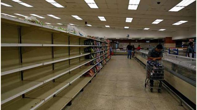 Desabastecimiento, varios clientes tratan de encontrar productos en un supermercado semi vacío en Caracas, el 30 de junio de 2016 (foto:Reuters).