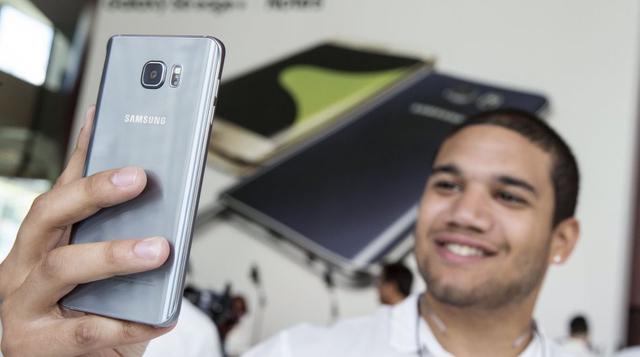 El Samsung Galaxy S6 edge  sucede al diseño único y distintivo de Galaxy S6 edge, siendo incluso más elegante, sobrio y finamente trabajado. (Foto: Reuters).