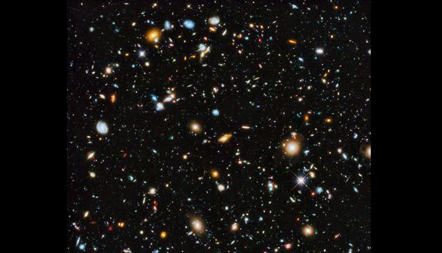 En esta imagen se puede ver la complejidad del universo en todo su esplendor. Según The Guardian, esta fotografía es una de las más extrañas que captó el telescopio Hubble en su historia. (Hubble Space)