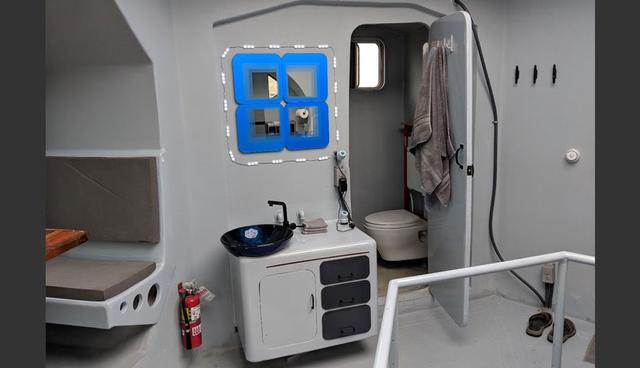 FOTO 3 | La casa “módulo solar” cuenta con una cocineta, un baño y una serie de huecos para guardar cosas. (foto del baño)