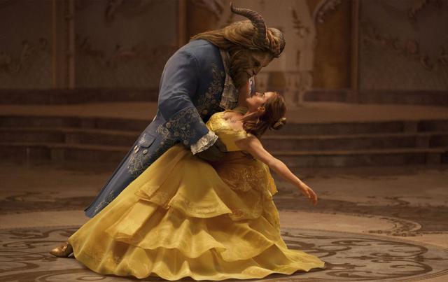 Esta imagen difundida por Disney muestra Dan Stevens como la bestia, a la izquierda, y Emma Watson como Bella. (Disney vÍa AP)