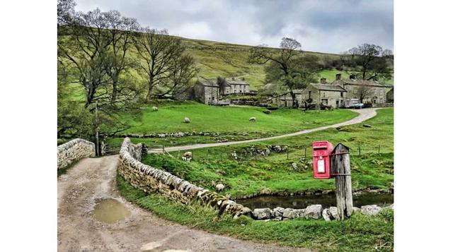 19. Reino Unido: Inglaterra, Escocia, Gales e Irlanda del Norte también subieron unas cuantas posiciones en el ranking respecto al año pasado, siendo el apoyo social y el PBI per cápita los factores más importantes en su puntaje. En Gran Bretaña, sin emba