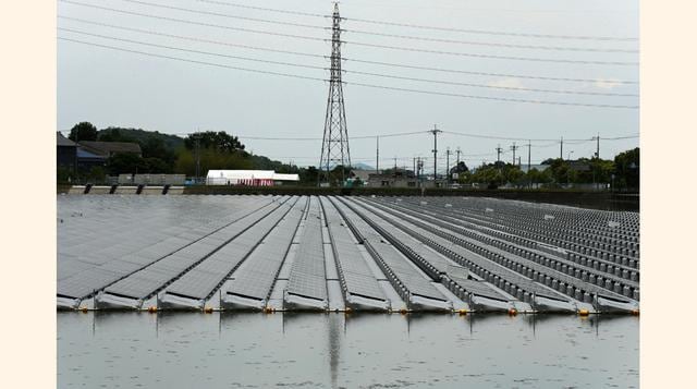 La planta solar flotante más grande de todo el mundo ha comenzado a funcionar en el estanque Sakasamaike, en Japón. Esta planta es capaz de generar 2.680 megavatios al año, siendo capaz de suministrar energía a 820 viviendas. (Foto: Bloomberg)