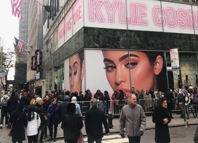 Jenner —junto con otras estrellas de los nuevos medios como la cantante pop Rihanna, que se asoció con LVMH Moët Hennessy Louis Vuitton SE y la maquilladora Huda Kattan— está revolucionando la industria de la belleza. Las marcas de cosméticos tradicionales deben encontrar formas de seguir ese ritmo.