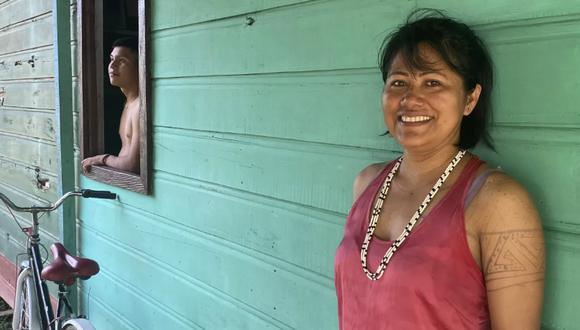 La antropóloga indígena Nelly Marubo afuera de la casa de su familia en Atalaia do Norte, Amazonas, Brasil. (Foto: AP)