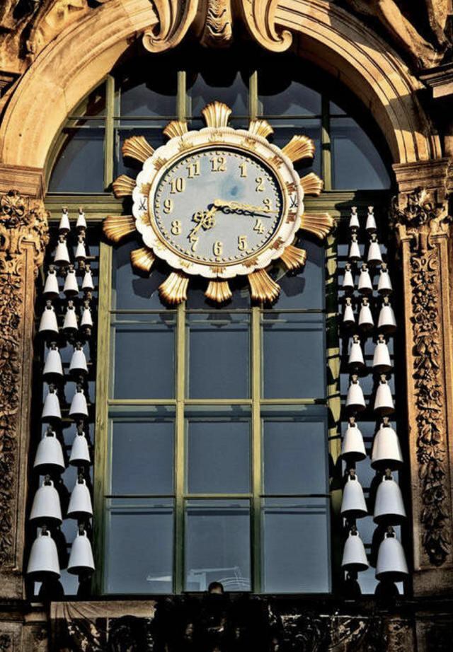 Palacio Zwinger - Dresde, el reloj no se salvó de la devastación de los bombardeos que sufrió la ciudad de Dresde en 1945 y estuvo siendo restaurado durante casi dos décadas, hasta 1964. Hoy sus campanas pueden escucharse cuatro veces por hora.