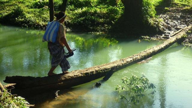 FOTO 7 | Esta fotografía, que recibió el segundo premio, muestra a una mujer Maya Q´eqchi´ (de Guatemala) comadrona comunitaria. "En su bolsa siempre lleva su comida y agua, la misma bolsa le sirve para traer frutas, verduras, en este caso lleva hierbas (Makuy) para su consumo y plantas medicinales para sus pacientes. La agricultura es la principal alternativa para el bienestar de su economía familiar, de esa manera promueve su digna autonomía, en el cual refleja que la mujer es la principal defensora de la vida y de la madre tierra".