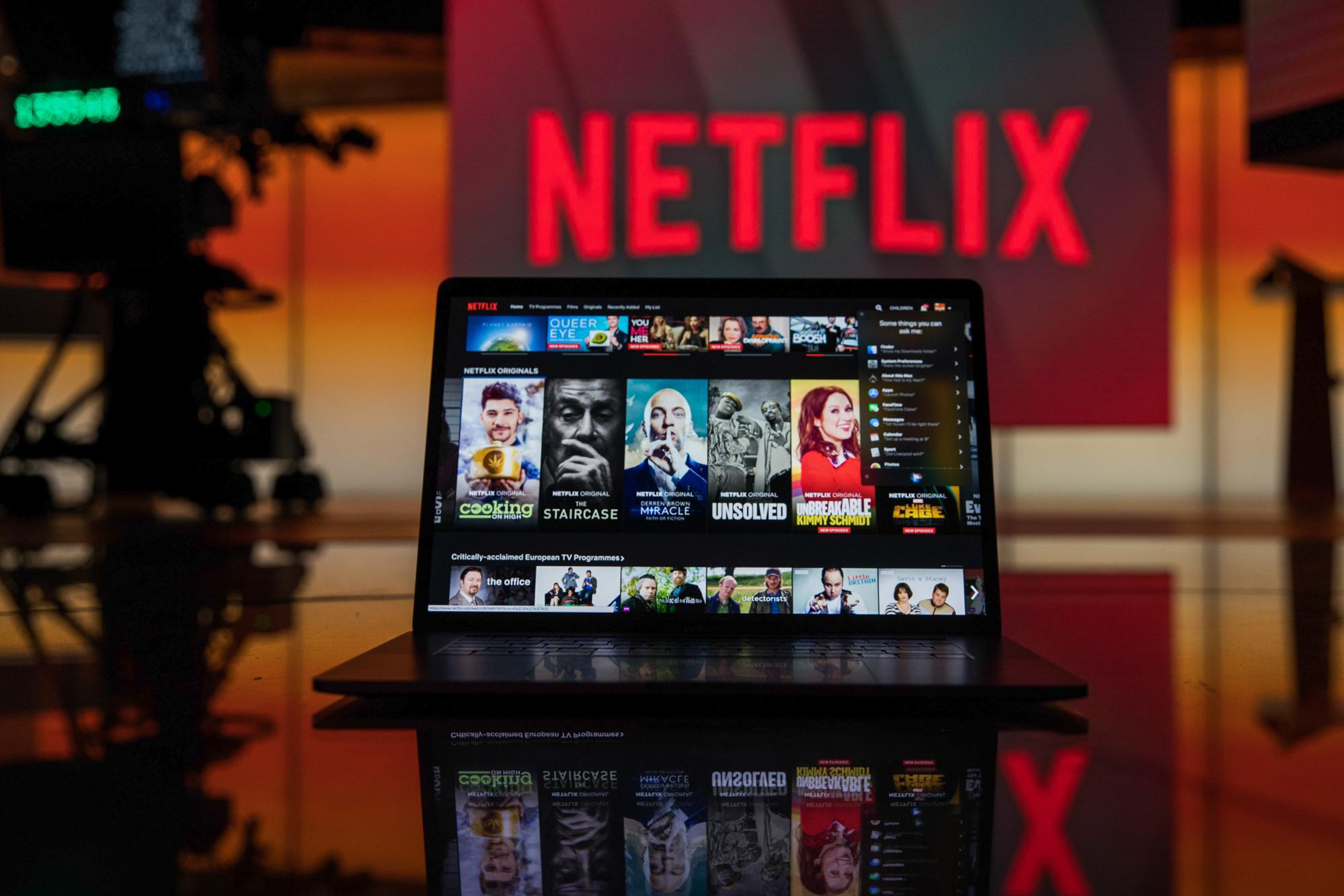 Netflix está emitiendo deuda después anunciar unos beneficios que superaron las estimaciones de los analistas, y de registrar un crecimiento en el mercado internacional que ayudó a calmar las preocupaciones de los inversores sobre una desaceleración en el país.