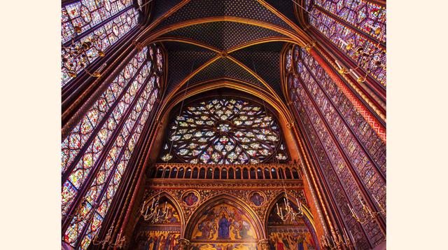 La Sainte Chapelle: Una de las iglesias más extraordinarias que verás en tu vida, esta capilla real medieval con su impresionante arquitectura gótica y sus increíbles vidrieras del siglo XIII, es de visita obligada. (foto:msn).