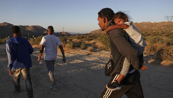 Migrantes caminan hacia una zona de procesamiento después de cruzar la frontera entre Estados Unidos y México en Jacumba Hot Springs, California, el lunes 25 de septiembre de 2023 (Foto: Sandy Huffaker / AFP)