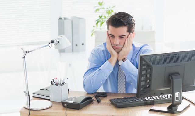 Tener creencias que obstaculicen tus metas. Todo mundo tiene creencias, y está bien tenerlas. “Hasta puedes creer en el maldito Santa Claus”, asegura Belfort. Pero hay cúmulos de afirmaciones relacionadas con el dinero que pueden impedir alcanzar lo que t