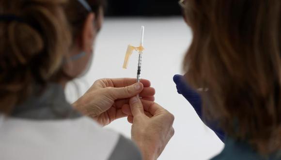Dos enfermeras observan una dosis de vacuna contra la covid-19. (Foto: EFE/ Jesús Diges)
