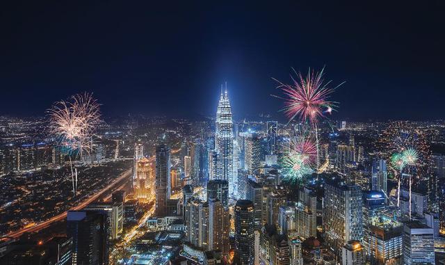 Foto 29 | Dónde: Kuala Lumpur, Malasia. Evelyn Atieno, fundadora de Affinity, comenta: “Kuala Lumpur es una gema que la mayoría de la gente no ha descubierto, lo cual es para su beneficio. Kuala Lumpur tiene una mezcla de diferentes culturas, desde asiática hasta india, lo que hace que la comida sea realmente genial. Mientras estaba allí, pude agarrar comida en Little India y comí un increíble pollo tikka masala, luego me dirigí a China Town y comí los fideos más deliciosos. La mezcla de culturas incluso se muestra con las atracciones. Pude explorar un templo chino (Thean Hou), las cuevas Bantu y una mezquita (la Mezquita Nacional), todo en una ciudad. Kuala Lumpur también es conocida por sus sky bars (bares en la azotea). El que debe visitar es el Sky Bar, que tiene una piscina y vistas a las torres Petronas. Los hoteles también son mega baratos: puede obtener un hotel de 5 estrellas con una piscina infinita en la azotea por solo US$ 42 por noche. Visite D'Majestic Place en Swiss-Garden. Kuala Lumpur es también el centro de vuelos baratos en todo el sudeste asiático. Puede obtener un vuelo de ida y vuelta desde Kuala Lumpur a Tailandia por US$ 24”.