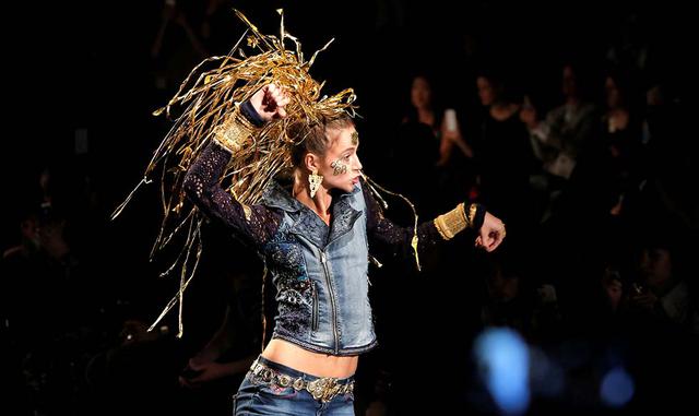 Foto 8 | Las blusas y los pantalones estilo kimono, las faldas vaporosas y veraniegas con aperturas en los laterales, y sobre todo, los gorros y camisas típicas del clásico marinero también estuvieron muy presentes en el show de Desigual.