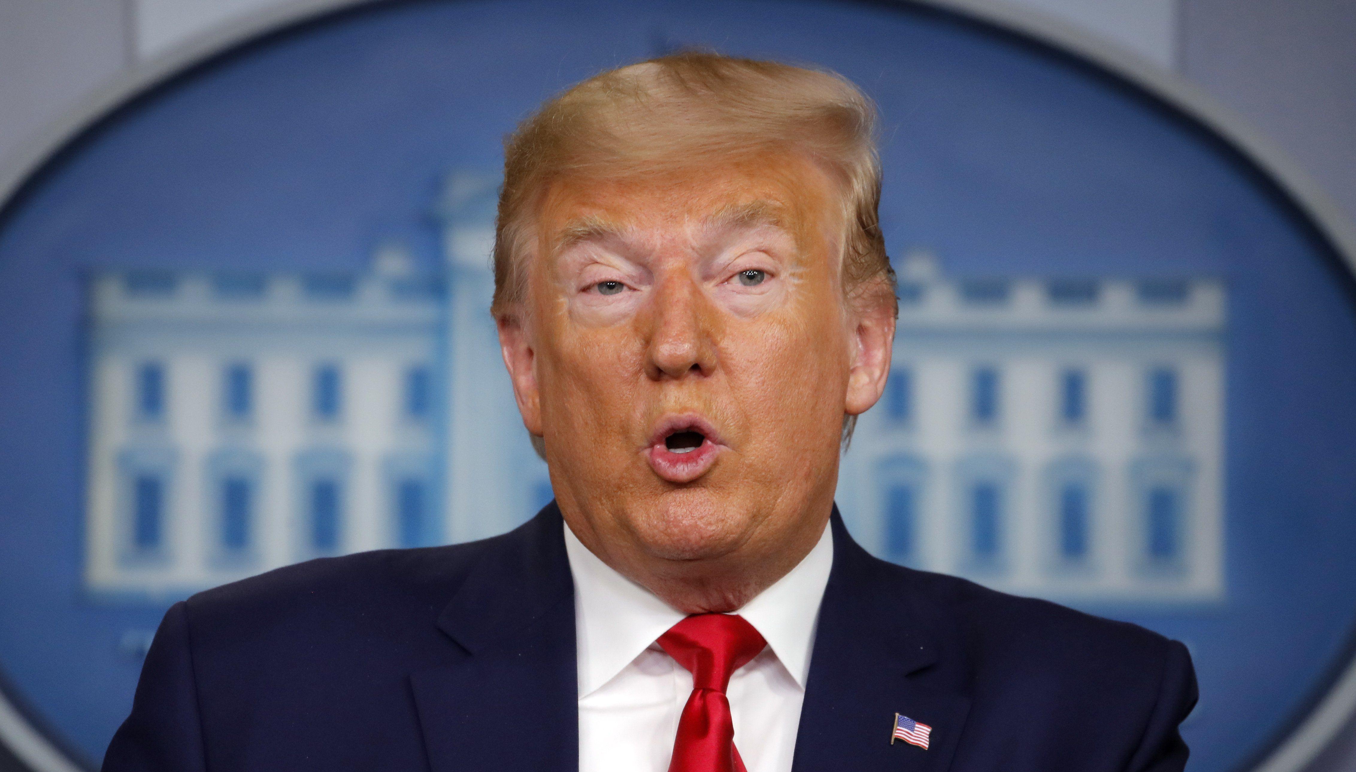 Donald Trump dijo que el nuevo coronavirus seguía presentando una amenaza baja para los estadounidenses y que no había razón para entrar en pánico. ( AP Photo/Carolyn Kaster).