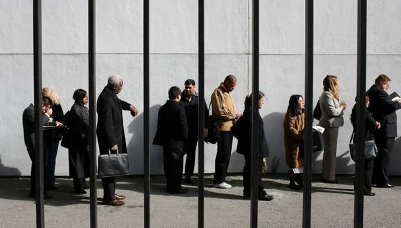 Los solicitantes de empleo esperan en fila para ingresar al diario de trabajo de California HIREvent el 10 de febrero de 2009 en San Francisco, California. (Foto de Justin Sullivan/Getty Images)