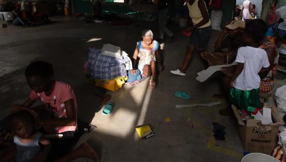 Un grupo de personas vive en un campamento para personas desplazadas por la guerra, el 10 de julio 2023, en Puerto Príncipe (Haití). (Foto: EFE)