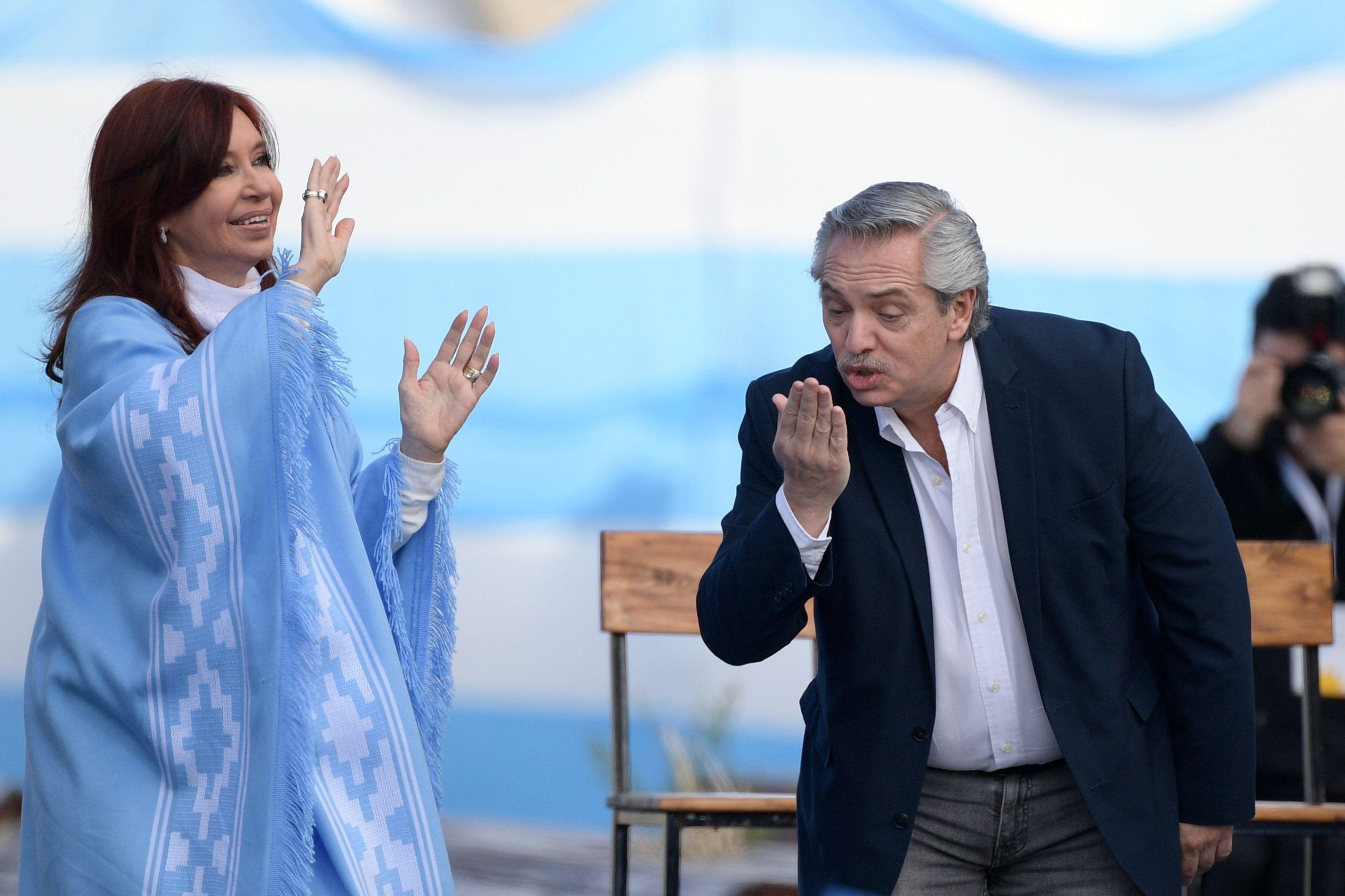 Alberto Fernández (derecha) junto a Cristina Kirchner, su compañera de fórmula. (Foto: AFP)