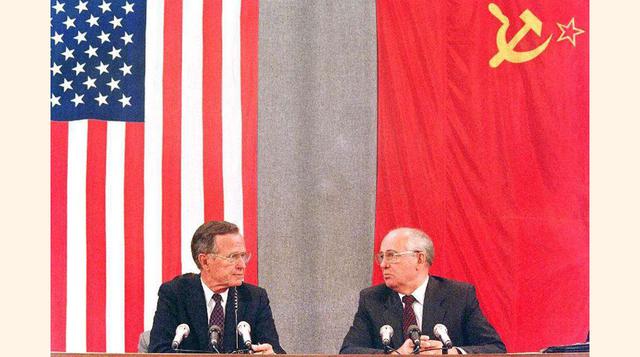 El entonces presidente de EE UU, George Bush, y su homólogo soviético, Mijaíl Gorbachov, ofrecen una rueda de prensa al término de un encuentro bilateral de dos días sobre el desarme, el 31 de julio de 1991 en Moscú. Gorbachov declaró más tarde que Bush y