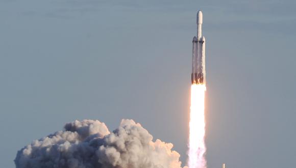 El cohete pesado SpaceX Falcon se levanta de la plataforma de lanzamiento 39A en el Centro Espacial Kennedy de la NASA. (Foto: AFP)