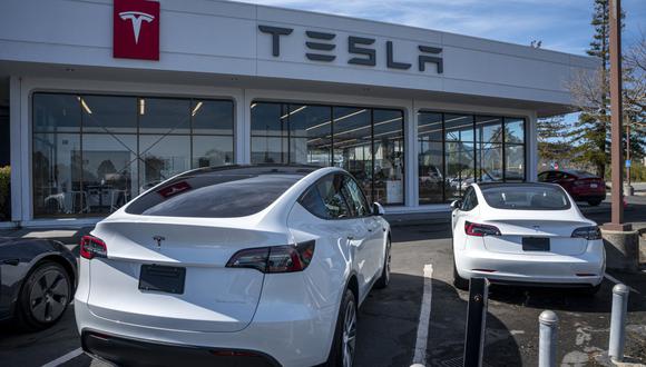 Tesla entregó 422,875 vehículos, una cifra récord para el fabricante de automóviles, pero inferior a las expectativas de los analistas de 430,008 vehículos, según datos de Refinitiv. (Fpto: bloomberg)