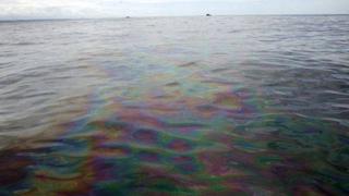 Piura: Derrame de 200 barriles de petróleo afecta playas de Lobitos