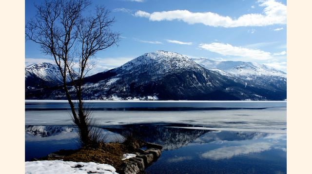 Spitsbergen (Noruega). El archipiélago de Svalbard es uno de los más grandes y poblados en el océano Ártico. Entre sus atractivos figuran los osos polares y las montañas cubiertas de nieve. (Foto: Fergs)
