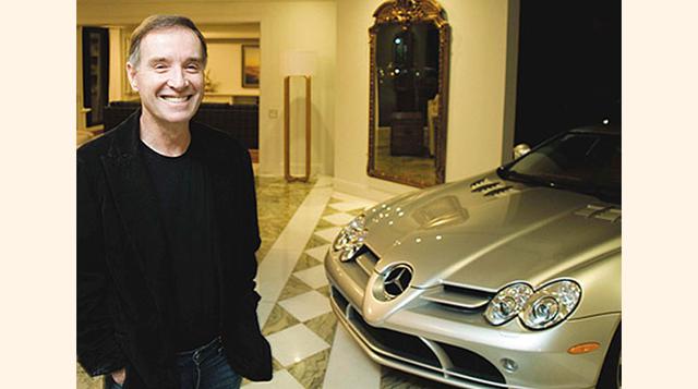 Queriendo atraer fortuna, añadió a todas sus empresas la letra X para simbolizar la multiplicación de la riqueza y, en un arranque de ostentación, llegó a tener un Mercedes-Benz SLR McLaren de medio millón de dólares estacionado en la sala de su casa. Sin