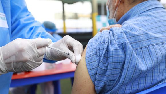 La vacunación de adultos mayores se realiza con dosis de Pfizer inicia este viernes 30 de abril. (Foto: GEC)