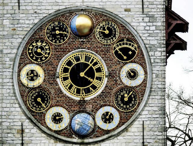 Torre Zimmer - Lier, el reloj se compone de 11 esferas y dos globos, fases lunares y hemisferio iluminado por el sol, en un gran círculo de ladrillo. En el centro, la mayor da la hora. A su alrededor, el ciclo metónico, la ecuación del tiempo, el ciclo solar, la letra dominical, la edad de la luna o las mareas, entre otras mediciones.