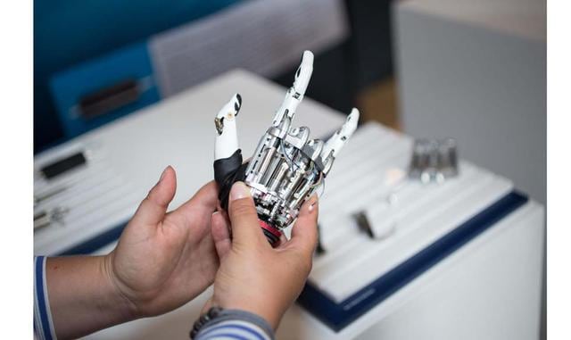 Las piezas para esta mano protésica son fabricadas por una empresa llamada Steeper en Leeds. (Foto : Andrew Hoyle/CNET)