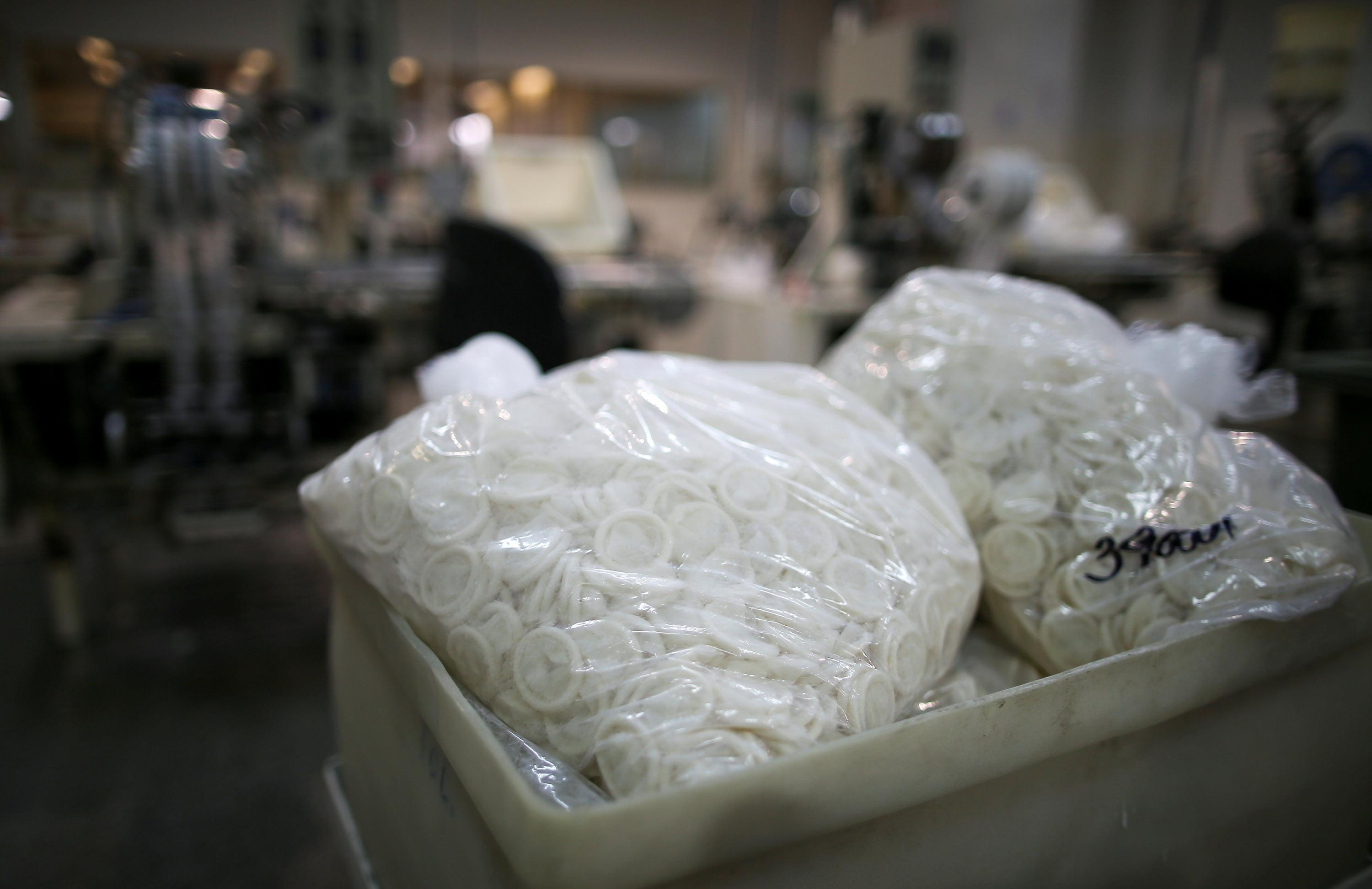 "No sólo no logramos bajar el VIH sino que la sífilis aumenta", afirma Mar Lucas, directora de Programas de la Fundación Huésped sobre el mal o poco uso de los preservativos. (Foto: Reuters)