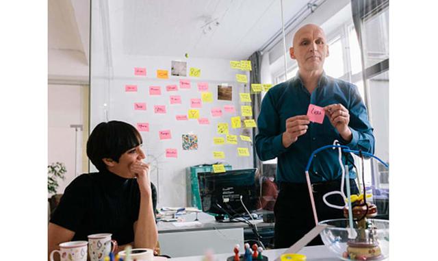 Hacer cambios más o menos profundos en el modelo de negocio (10%). Puede recurrirse a ello en fases de crecimiento de la empresa, aprovechando la inercia. El riesgo radica en no hacer cálculos nuevos y hacerlos sobre datos concretos. Hay numerosos ejemplo