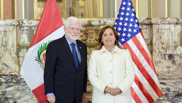 Presidenta Dina Boluarte junto al asesor especial para las Américas del presidente de los Estados Unidos, Chris Dodd. foto: Presidencia