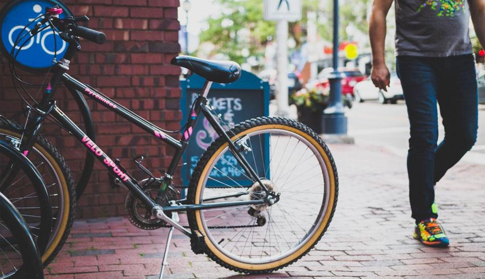 FOTO 1 | 1. Tours en bicicleta. El uso de la bicicleta ha cobrado fuerte popularidad gracias a todos los beneficios que representa para la salud y para el medio ambiente. Retoma esta actividad en ese destino que tanto añoras, ya sea playa, ciudad colonial o bosque para ofrecer tours en bicicleta por los sitios más representativos o con más popularidad. Será una forma original de recorrerlo. Crea un sitio web o una página de Facebook para promover tus servicios, la inversión será de por lo menos 5 bicicletas equipadas para iniciar con grupos pequeños. (Foto: Med Badr Chemmaoui vía Unsplash)