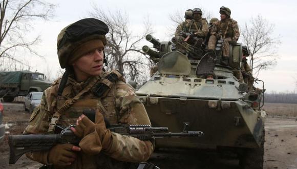 Militares de Ucrania se preparan para repeler un ataque de Rusia en Lugansk (Foto: AFP).