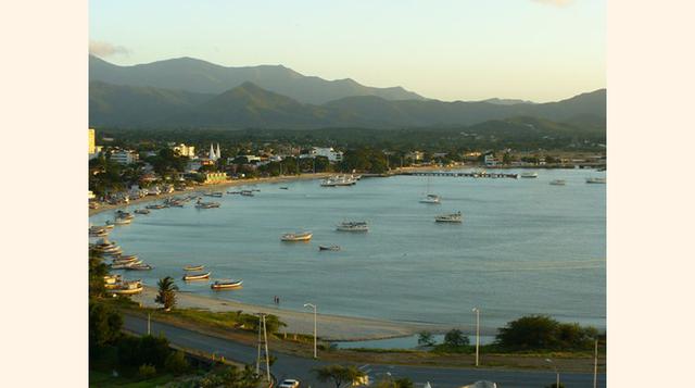 Isla de Margarita, Islas costeras. Ubicada a 40 km del continente y a la que se puede acceder en avión o en ferry, la montañosa Isla Margarita de Venezuela ofrece playas de estilo caribeño y la posibilidad de practicar windsurf, golf, cabalgatas y buceo c