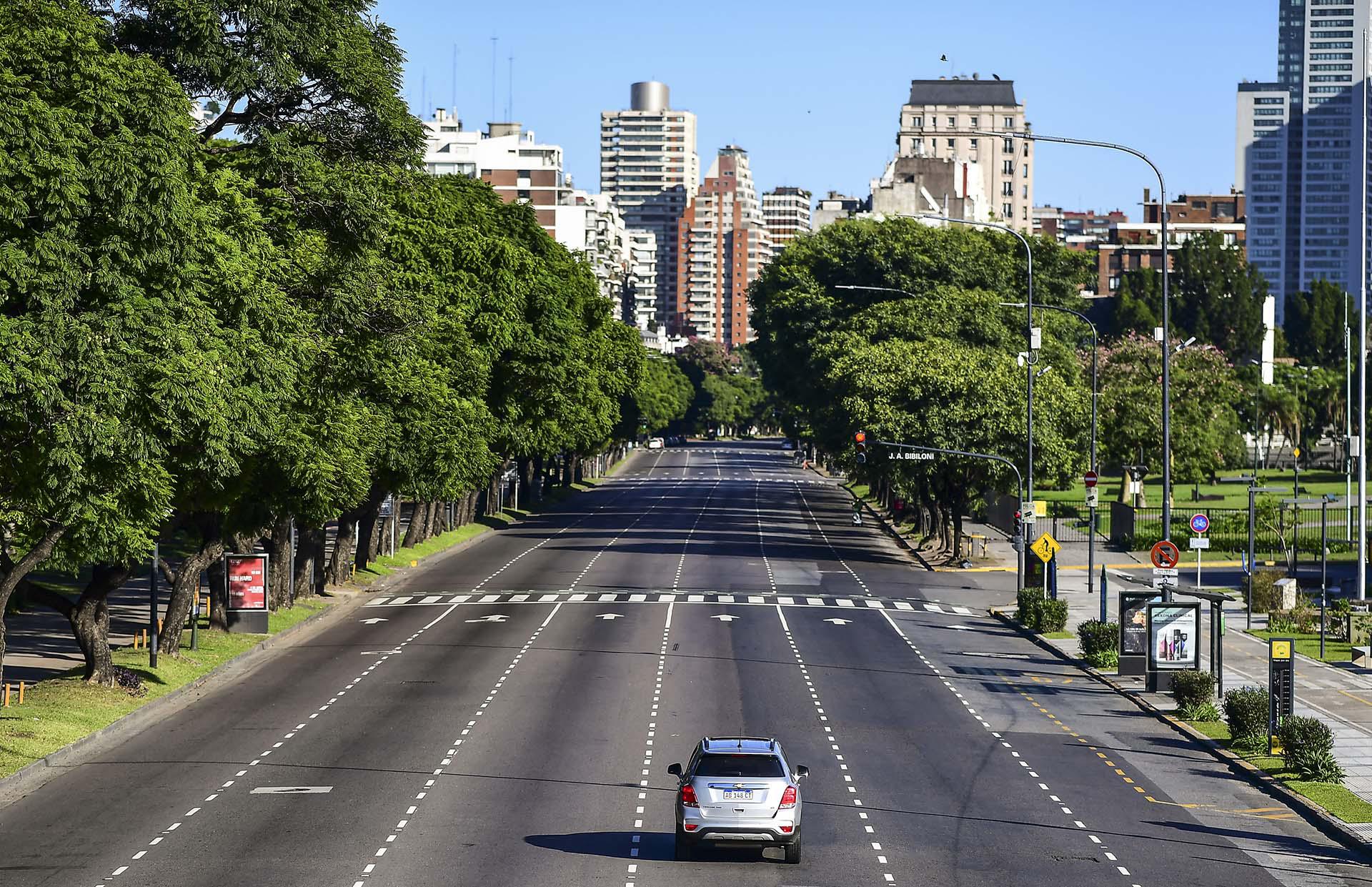 El presidente Alberto Fernández ordenó una cuarentena en Argentina que comenzó el 20 de marzo y se extenderá hasta el 12 de abril. (Photo by RONALDO SCHEMIDT / AFP)