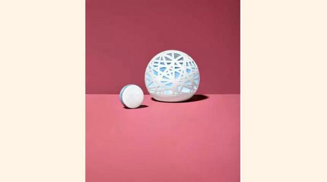 El súper despertador. Sense es un dispositivo con forma de bola con sensores de temperatura, luz, humedad y calidad del aire, y que nos entregará lo necesario para crear un ambiente de sueño perfecto. Cuenta con un gadget para la almohada que registrará n